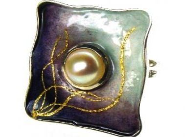 Vasilis Giampouras-Anillo de plata decorado con esmalte, perlas y oro de 22ct. Vasilis Giampouras