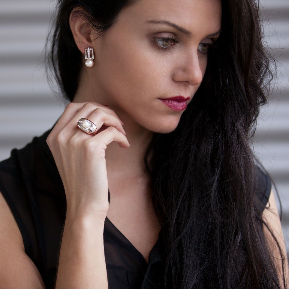Conjunto de anillo y pendientes con perlas y circonitas