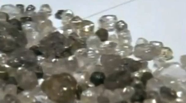 objetos valiosos, joyas, joya antigua, joya arqueológica, autoestima, estado de ánimo, joya valiosa, piedras preciosas, oro azul, anillos de compromiso de diamantes, objetos personales de oro, diamantes en bruto